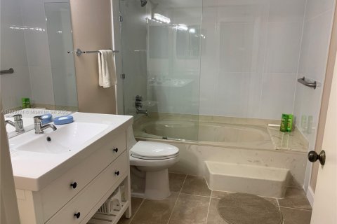 Condominio en alquiler en Sunny Isles Beach, Florida, 2 dormitorios, 122.63 m2 № 1941278 - foto 12