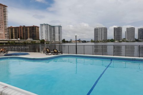 Condominio en alquiler en Sunny Isles Beach, Florida, 2 dormitorios, 122.63 m2 № 1941278 - foto 21