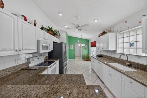 House in Boynton Beach, Florida 3 bedrooms, 185.06 sq.m. № 1857452 - photo 19