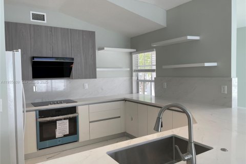 Villa ou maison à louer à Pembroke Pines, Floride: 3 chambres, 131.74 m2 № 1993347 - photo 3