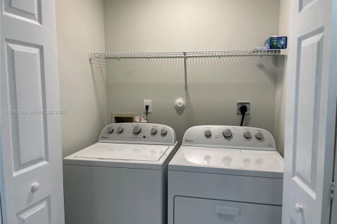 Villa ou maison à louer à Pembroke Pines, Floride: 3 chambres, 131.74 m2 № 1993347 - photo 6