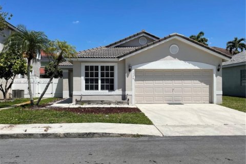 Villa ou maison à louer à Pembroke Pines, Floride: 3 chambres, 131.74 m2 № 1993347 - photo 1