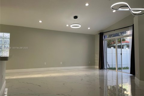 Villa ou maison à louer à Pembroke Pines, Floride: 3 chambres, 131.74 m2 № 1993347 - photo 4