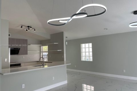 Villa ou maison à louer à Pembroke Pines, Floride: 3 chambres, 131.74 m2 № 1993347 - photo 2