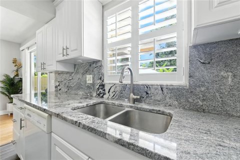 House in Saint Petersburg, Florida 2 bedrooms, 80.82 sq.m. № 1894820 - photo 14