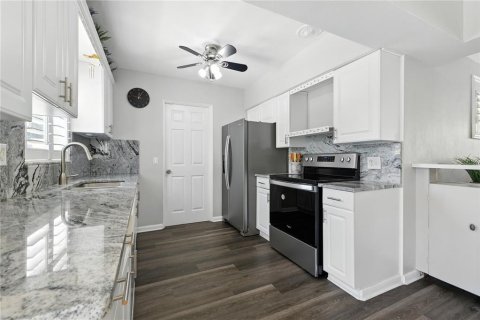 House in Saint Petersburg, Florida 2 bedrooms, 80.82 sq.m. № 1894820 - photo 12