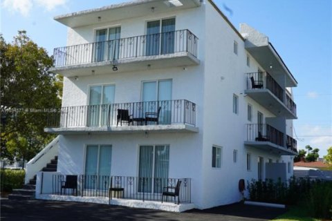 Apartamento en alquiler en Miami, Florida, 2 dormitorios, 92.9 m2 № 1947043 - foto 1