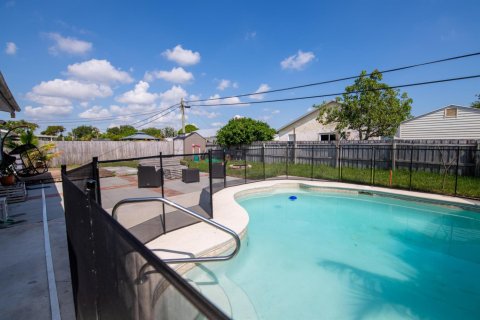 House in Stuart, Florida 2 bedrooms, 100.52 sq.m. № 1230307 - photo 1