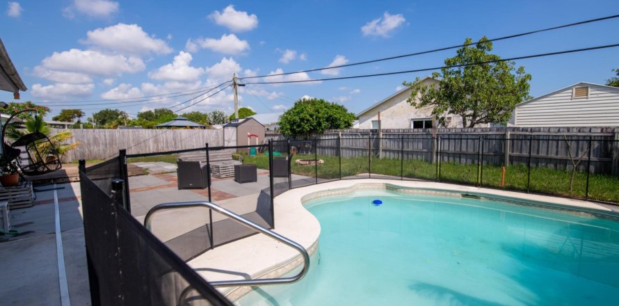 House in Stuart, Florida 2 bedrooms, 100.52 sq.m. № 1230307