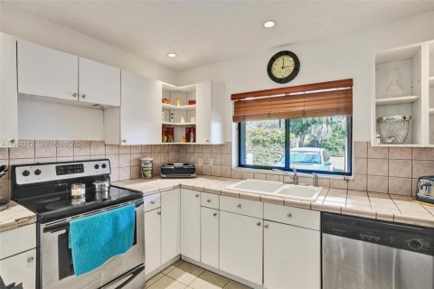 Villa ou maison à vendre à Miami, Floride: 3 chambres, 124.58 m2 № 2023700 - photo 30