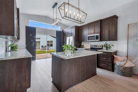 Дом в Мирамар, Флорида 4 спальни, 137.22м2 № 2040583