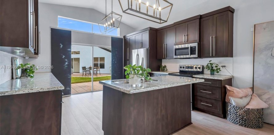 Дом в Мирамар, Флорида 4 спальни, 137.22м2 № 2040583