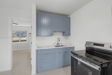 Condo in Miami, Florida, 1 bedroom № 2281104 - photo 8