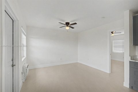 Condo in Miami, Florida, 1 bedroom № 2281104 - photo 4
