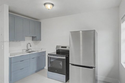 Condo in Miami, Florida, 1 bedroom № 2281104 - photo 2