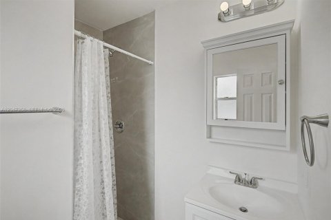 Condo in Miami, Florida, 1 bedroom № 2281104 - photo 14