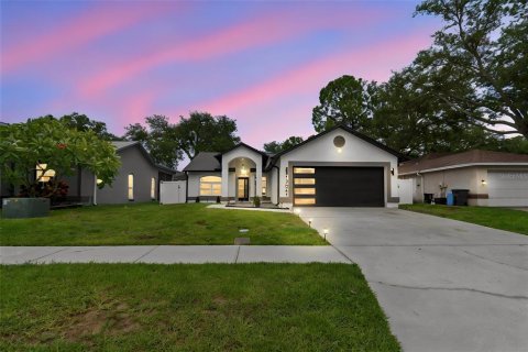 House in Largo, Florida 3 bedrooms, 134.89 sq.m. № 2235635
