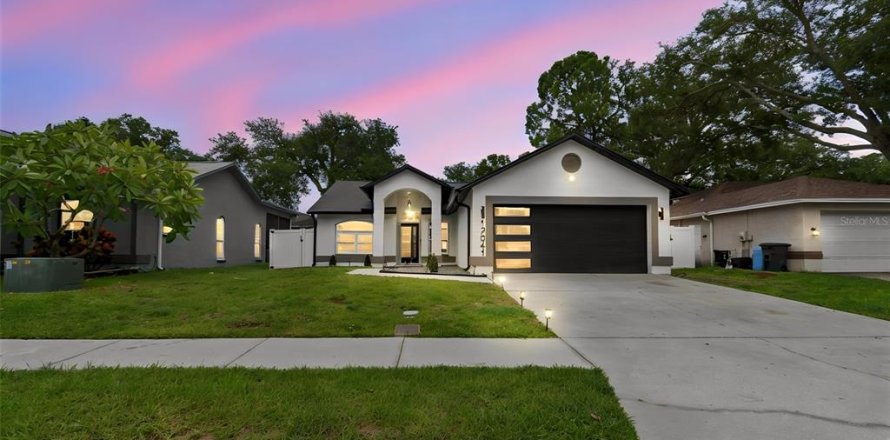 House in Largo, Florida 3 bedrooms, 134.89 sq.m. № 2235635