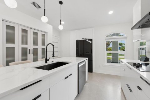 House in Largo, Florida 3 bedrooms, 134.89 sq.m. № 2235635 - photo 17