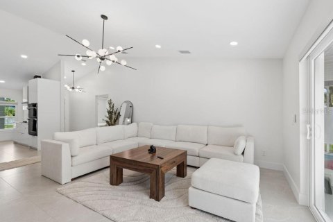 House in Largo, Florida 3 bedrooms, 134.89 sq.m. № 2235635 - photo 8