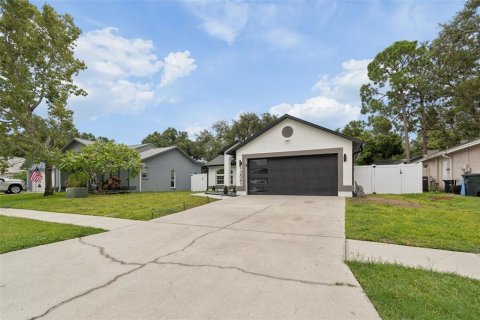 House in Largo, Florida 3 bedrooms, 134.89 sq.m. № 2235635 - photo 3