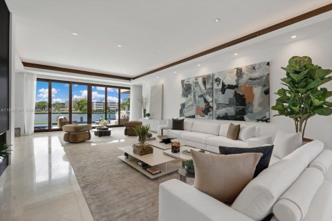 House in Bal Harbour, Florida 6 bedrooms, 611.67 sq.m. № 1764214 - photo 4