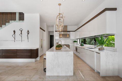 House in Bal Harbour, Florida 6 bedrooms, 611.67 sq.m. № 1764214 - photo 16