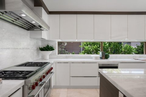 House in Bal Harbour, Florida 6 bedrooms, 611.67 sq.m. № 1764214 - photo 15