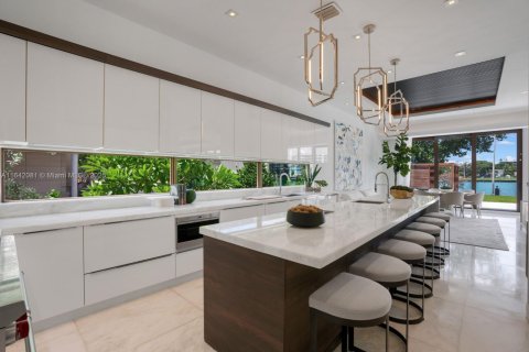 House in Bal Harbour, Florida 6 bedrooms, 611.67 sq.m. № 1764214 - photo 14