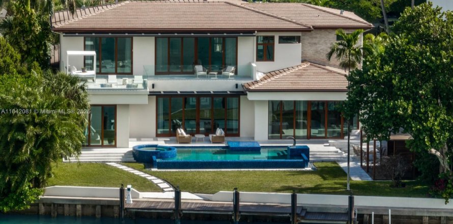 House in Bal Harbour, Florida 6 bedrooms, 611.67 sq.m. № 1764214