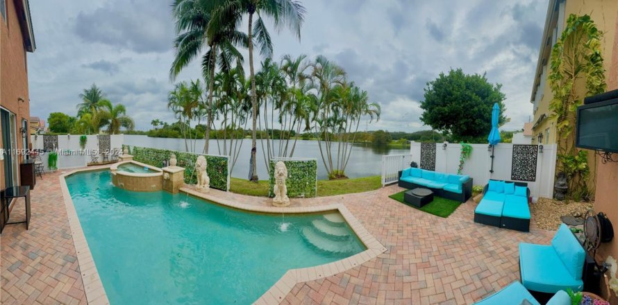 Villa ou maison à Hollywood, Floride 4 chambres, 253.16 m2 № 1957828