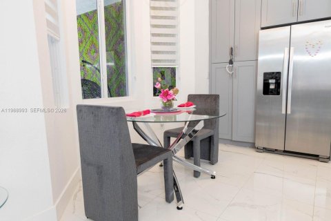 Casa en alquiler en Homestead, Florida, 5 dormitorios, 265.98 m2 № 2050931 - foto 9