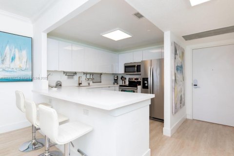 Condominio en alquiler en Miami Beach, Florida, 1 dormitorio, 78.97 m2 № 1834074 - foto 1