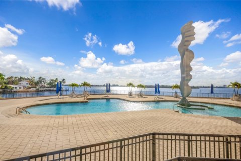 Copropriété à louer à Miami, Floride: 2 chambres, 181.16 m2 № 1948964 - photo 23