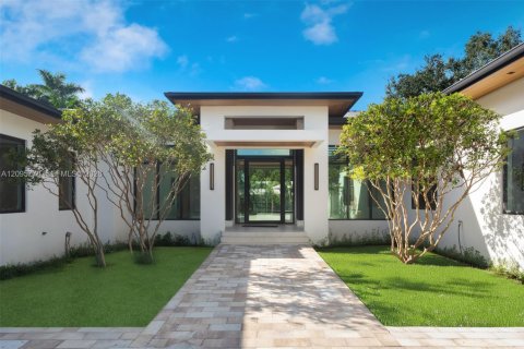 House in Pinecrest, Florida 7 bedrooms, 787.25 sq.m. № 2401275 - photo 2