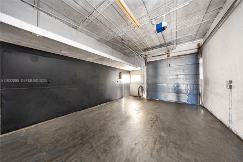 Купить коммерческую недвижимость в Окленд-Парк, Флорида № 2035379 - фото 15