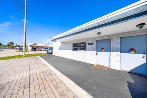 Купить коммерческую недвижимость в Окленд-Парк, Флорида № 2035379 - фото 28