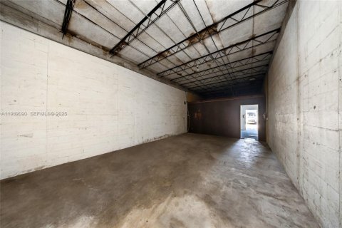 Купить коммерческую недвижимость в Окленд-Парк, Флорида № 2035379 - фото 25