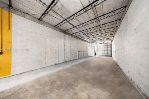 Купить коммерческую недвижимость в Окленд-Парк, Флорида № 2035379 - фото 23