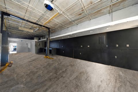 Купить коммерческую недвижимость в Окленд-Парк, Флорида № 2035379 - фото 16