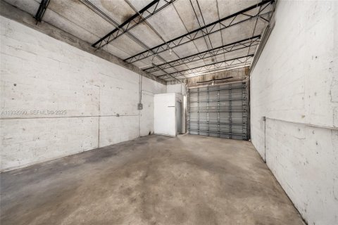 Купить коммерческую недвижимость в Окленд-Парк, Флорида № 2035379 - фото 24