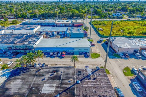 Коммерческая недвижимость в Окленд-Парк, Флорида № 2035379