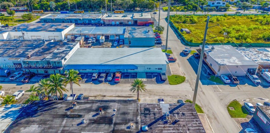 Коммерческая недвижимость в Окленд-Парк, Флорида № 2035379