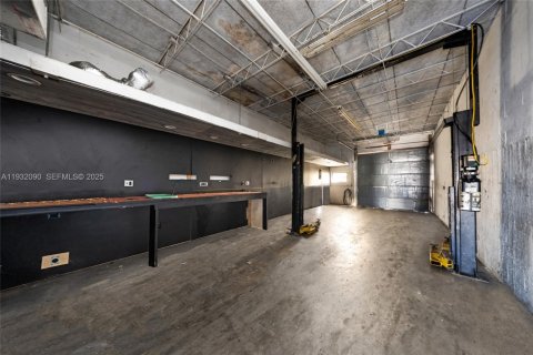 Купить коммерческую недвижимость в Окленд-Парк, Флорида № 2035379 - фото 14