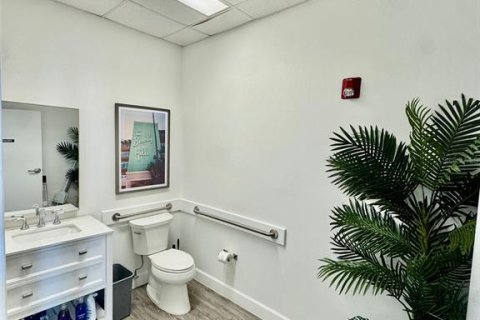 Commercial property in Anna Maria, Florida 114.73 sq.m. № 2197422 - photo 10