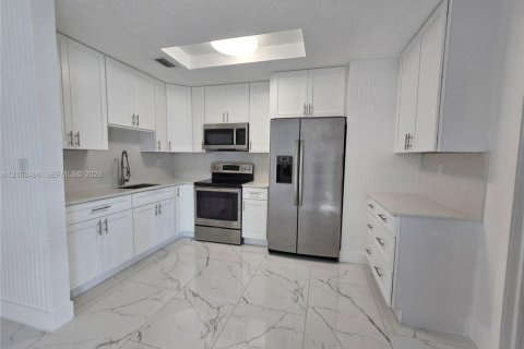 Casa en venta en Miami, Florida, 6 dormitorios, 151.43 m2 № 2413150 - foto 6