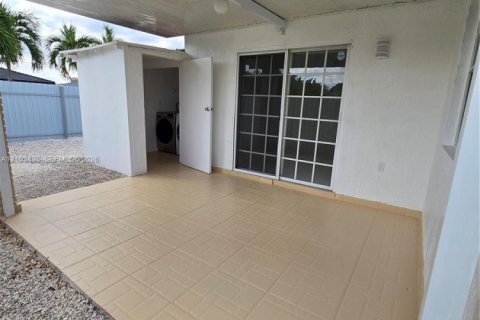 Casa en venta en Miami, Florida, 6 dormitorios, 151.43 m2 № 2413150 - foto 17