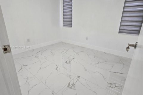 Casa en venta en Miami, Florida, 6 dormitorios, 151.43 m2 № 2413150 - foto 11
