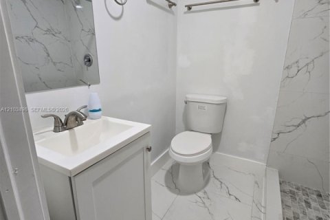 Casa en venta en Miami, Florida, 6 dormitorios, 151.43 m2 № 2413150 - foto 9