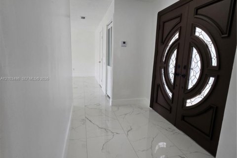 Casa en venta en Miami, Florida, 6 dormitorios, 151.43 m2 № 2413150 - foto 3